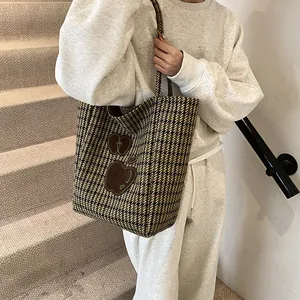Vintage tote bag met pied-de-poule patroon, bruine appel-applicaties en geweven handvatten