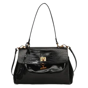 Borsa tote classica in ecopelle coccodrillo nera con elegante chiusura a girello oro
