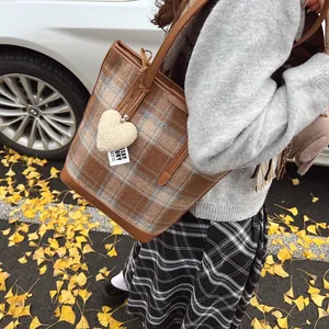 Grand sac cabas à carreaux marron avec garniture en cuir et charme de coeur