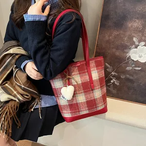 Sac cabas à carreaux rouges en laine avec bandoulière en cuir et charm coeur