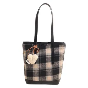 Sac fourre-tout à carreaux noir et blanc avec anses en cuir et charm cœur en peluche