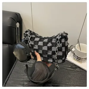 Dettaglio borsa a tracolla in tweed a scacchi con catena d'argento e mini borsellino