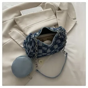 Dettaglio borsa in denim a scacchi con catena d'argento, frange e portamonete rimosso