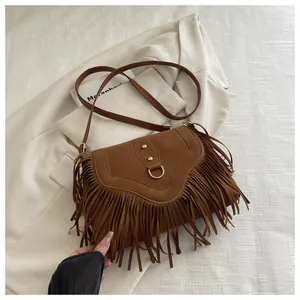 Detailansicht der dunkelbraunen Wildledertasche im Boho-Stil mit Nieten und langen Fransen