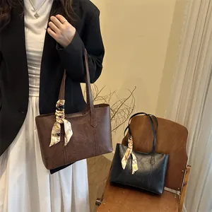 Minimalistische Tote Bag aus Kunstleder mit dekorativem Halstuch und großem Innenraum