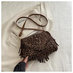 Detailansicht der Handtasche mit Leopardenmuster, Fransen und goldenen Metallelementen