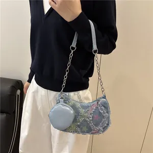 Borsa a spalla in denim con stelle colorate e catena per donna in stile casual trendy