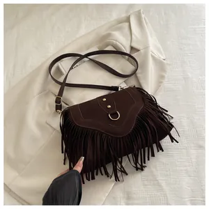 Detailansicht der braunen Wildledertasche mit Fransen, Nieten und Retro-Metallring