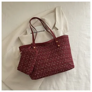 Détail d'un ensemble de cabas en tweed bordeaux avec petite pochette assortie et rivets
