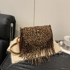 Böhmische Umhängetasche mit Leopardenmuster, langen Fransen und Goldnieten