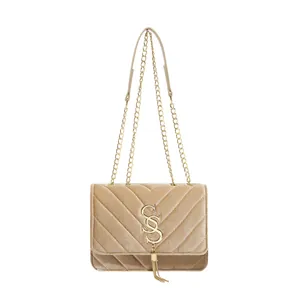 Sac bandoulière en velours champagne avec pompon et bandoulière chaîne dorée