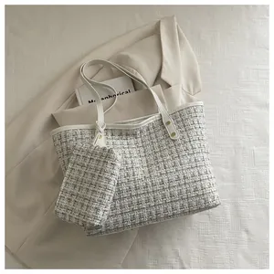 Détail du sac cabas en tweed et mini pochette avec poignée en cuir et rivets dorés