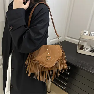 Braune Bohemian Umhängetasche mit Fransen, Nieten und Wildledertextur für Damen
