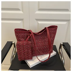 Détail du cabas en tweed bordeaux avec pochette assortie et finitions en cuir élégantes