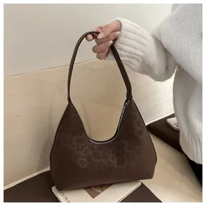 Detailansicht der dunkelbraunen Hobo-Tasche mit Leopardenprägung und Reißverschluss
