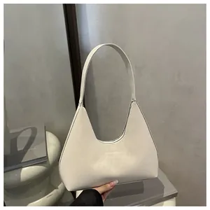 Minimalistische weiße Hobo-Tasche mit mattem Finish und dezenter Logo-Prägung