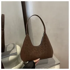 Detailansicht der braunen Hobo-Tasche mit Leopardenmuster, Wildlederoptik und Reißverschluss