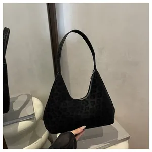 Detail der schwarzen Hobo-Tasche mit Leopardenmuster, Halbmondform und Reißverschluss