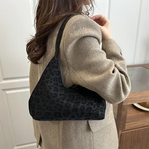 Schicke hobo tasche mit leopardenmuster aus schwarzem wildleder mit schultergurt
