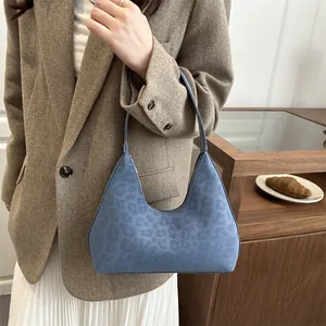 Himmelblaue Schultertasche mit Leopardenmuster in Wildlederoptik und Tragegriff