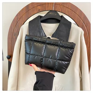 Détail de la trousse de maquillage matelassée noire avec une texture douce et brillante