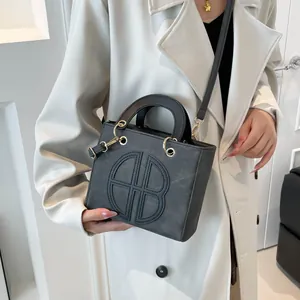 Sac à main noir texturé classique avec poignée et finitions dorées pour femme