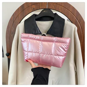 Vue détaillée de la trousse de maquillage rose matelassée avec finition métallique
