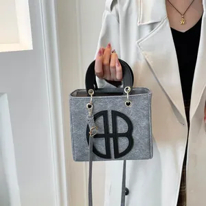 Sac fourre-tout carré en feutre gris avec design géométrique et anses rondes noires automne