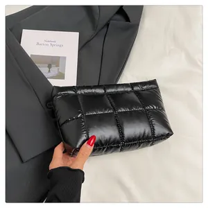 Gros plan sur le sac à main noir matelassé en nylon doux avec texture rembourrée
