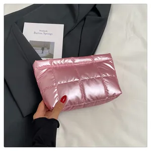 Détail de la trousse de maquillage rose métallisé avec texture matelassée et zip