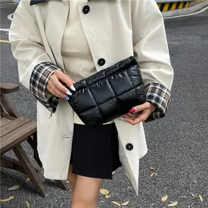 Pochette matelassée noire élégante avec texture quadrillée et style urbain minimaliste
