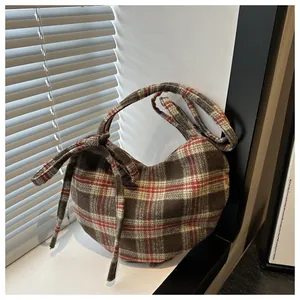 Λεπτομέρεια macro από καρό τσάντα tweed με vintage φιόγκο στον ιμάντα ώμου