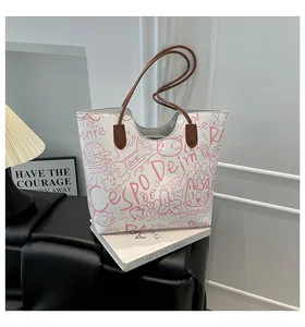 Dettaglio borsa shopper con motivi graffiti e cartoni animati su panca in pelle