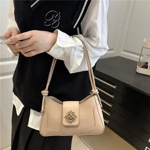 Sac à bandoulière beige tendance avec boucle fleur dorée et détail de bandoulière nouée