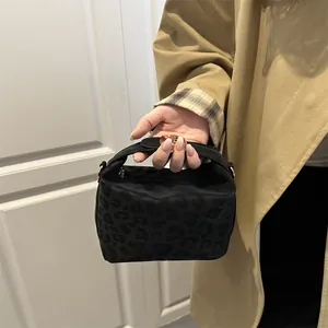 Schicke schwarze Handtasche mit Leopardenmuster und Tragegriff für den Alltag