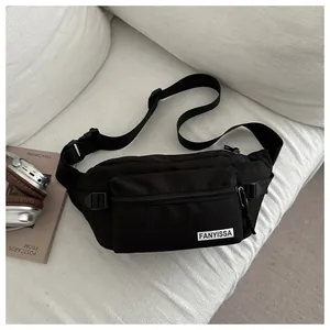 Détail du sac de poitrine tactique noir montrant la texture nylon et la boucle réglable