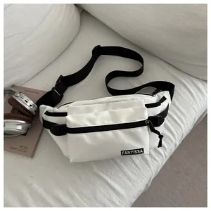 Détail du sac bandoulière en nylon blanc avec fermetures noires et étiquette FANYISSA