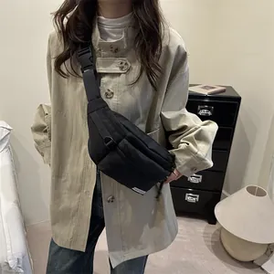 Sac de poitrine en nylon noir pour femme avec sangle réglable et poche zippée avant