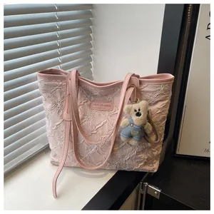 Borsa tote trapuntata rosa con ricami floreali e ciondolo a forma di orsetto di peluche