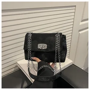 Vue détaillée du sac à bandoulière noir vintage avec chaîne argentée et fermoir en strass