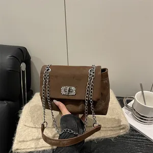 Sac bandoulière en daim marron avec boucle en strass et chaîne argentée