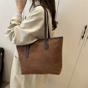 Borsa tote minimalista in pelle scamosciata marrone con manici marrone scuro