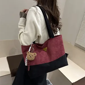 Bolso tote de moda en color burdeos y negro con colgante de osito de peluche suave
