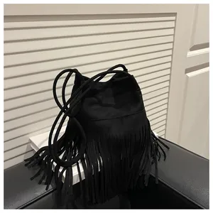 Détails du sac seau noir à franges en daim avec de longues franges élégantes