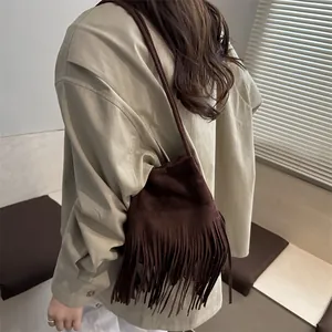 Sac seau bohème marron en daim avec de longues franges et une bandoulière