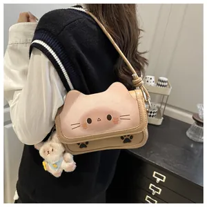 Détail du sac bandoulière chat avec patchwork rose et pendentif ours en peluche
