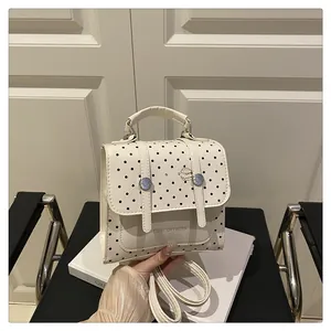 Detailansicht der Harajuku Handtasche mit Punkten, Schnallen und dekorativen Riemen