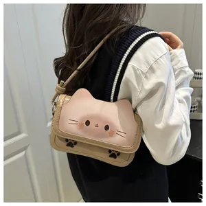 Détail du sac bandoulière chat avec visage de chat mignon et motifs de petites pattes