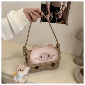 Détail du sac bandoulière chat en cuir PU avec motifs de pattes et breloque ours en peluche