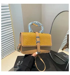 Détails de la texture tissée et de la poignée en métal liquide sur le petit sac carré